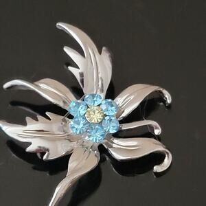 Silver‎ Color Nice Floral Leaf Brooch Aurora Borealis Blue Rhinestones in Middle